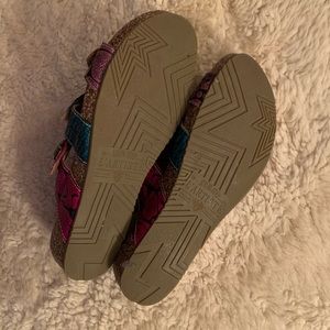L’Artiste Spring Step Shoes - L’Artiste Flowered Sandals L’Artiste Spring Step Shoes - L’Artiste Flowered Sandals